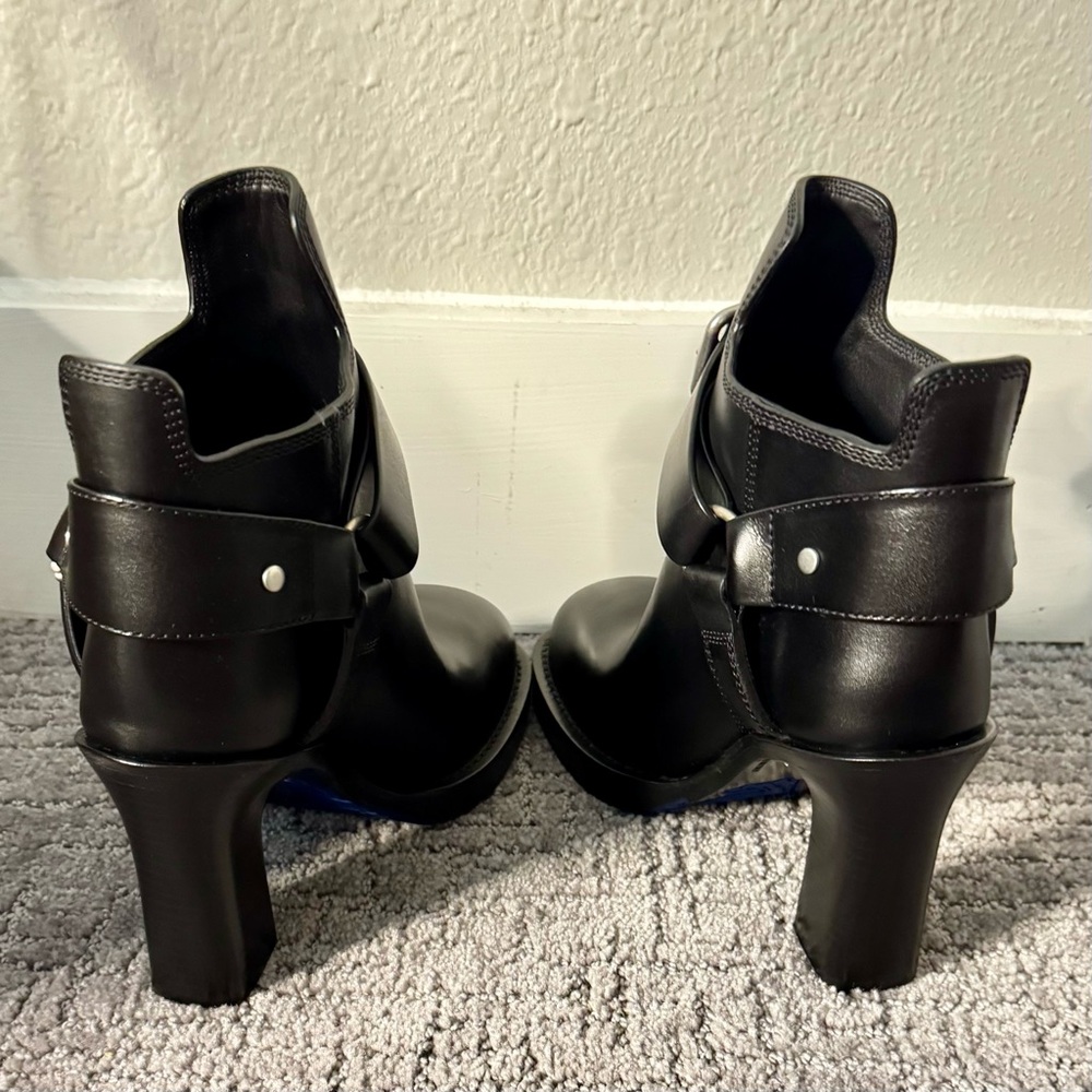 BURBERRY
Black Leather Ankle Boots
Women's - Picture 7 of 16